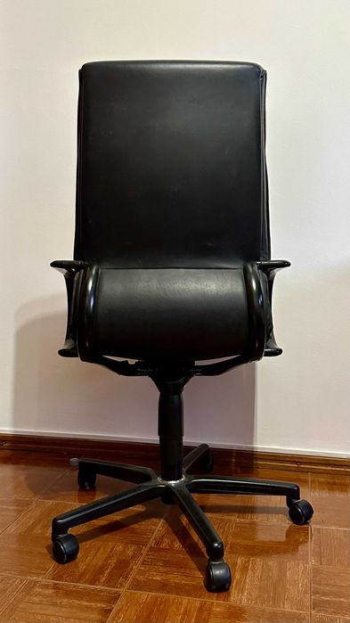 Cadeira de Escritório Executiva em Pele Preta