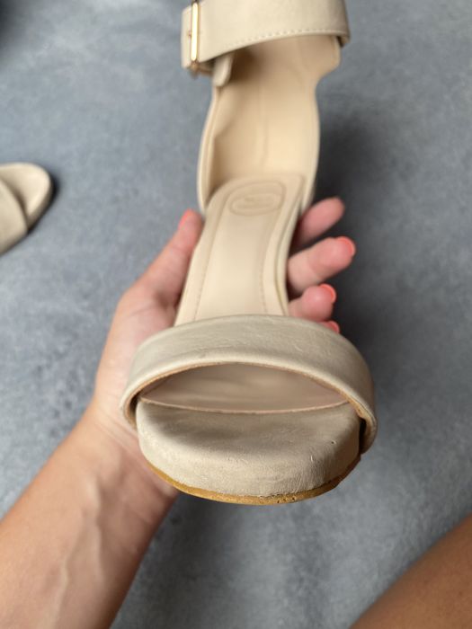 Sandałki na obcasie