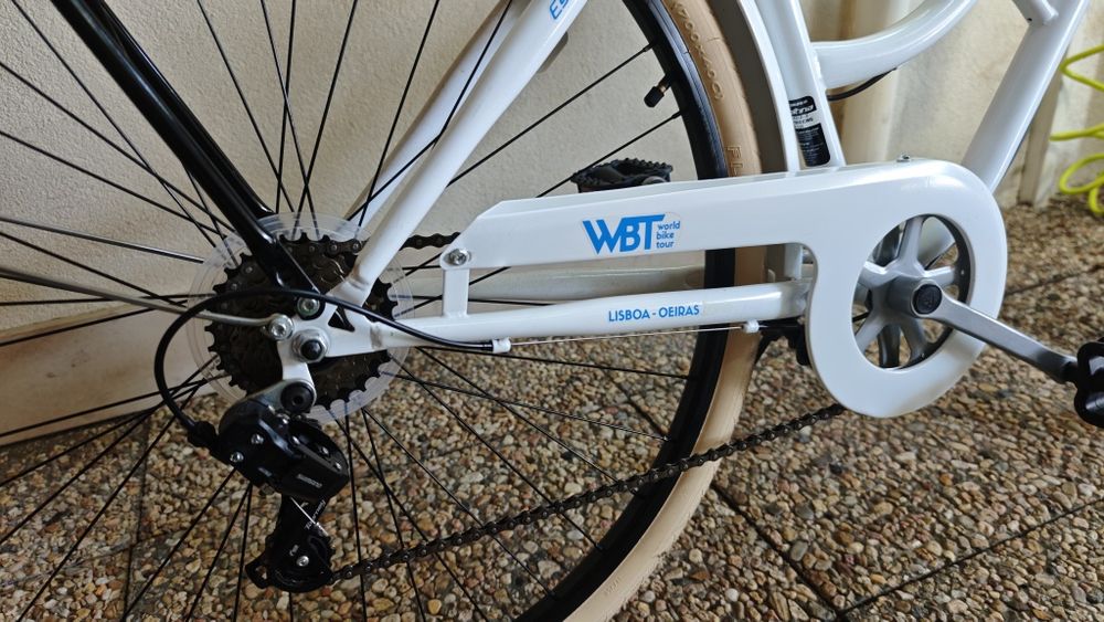 Bicicleta esmaltina de passeio com cesto