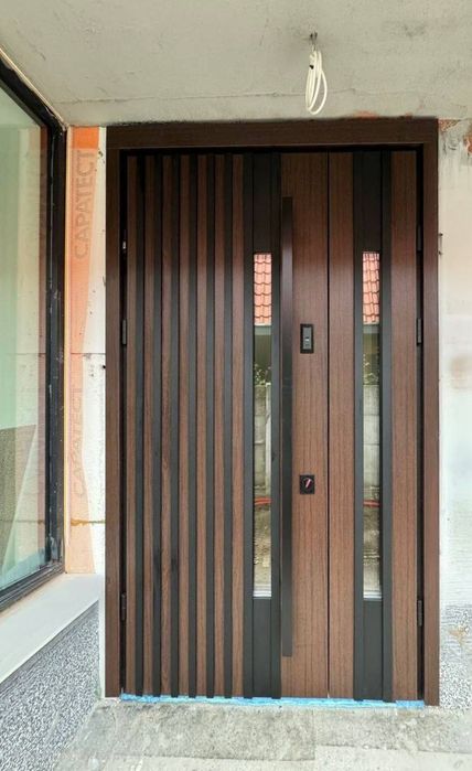 Вхідні двері . Двері у квартиру на вулицю  Двері на складі