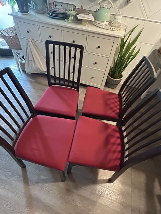 Cadeiras em castanho escuro Ikea