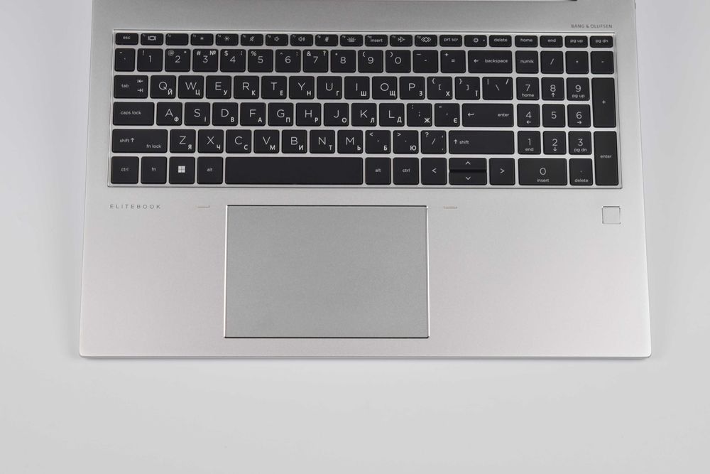 HP EliteBook 860 G9 i7-1260P 32 гб ssd 1 тб 16" IPS 1920x1200 Ноутбук