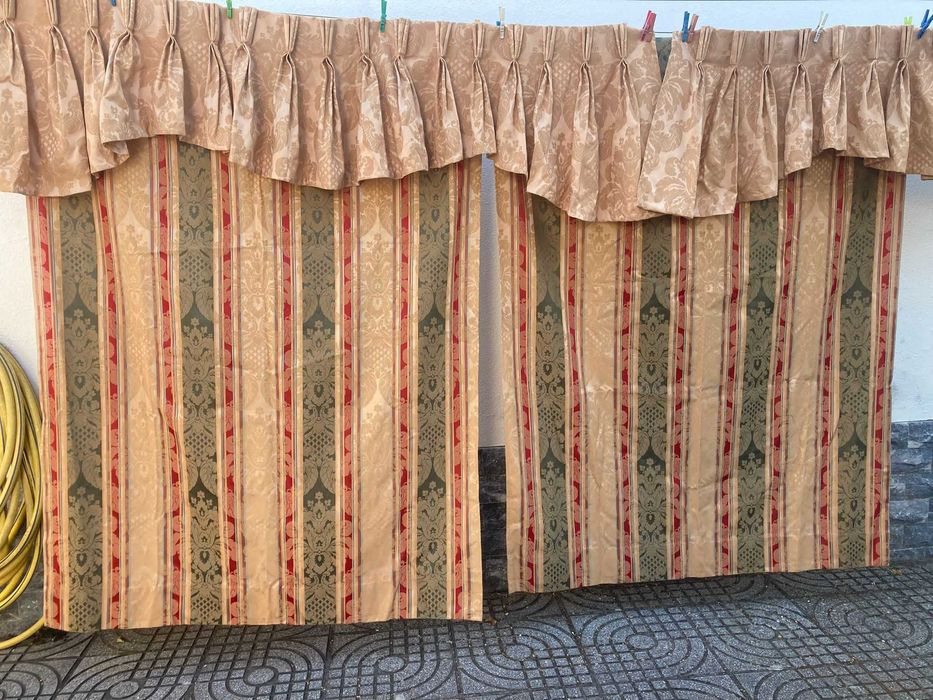 4 Cortinados Amarelos, Vermelhos e Verdes com Floreados