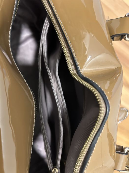 “RESERVADA” = Carteira beje espaçosa