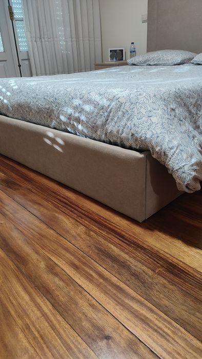 Cama de casal beige