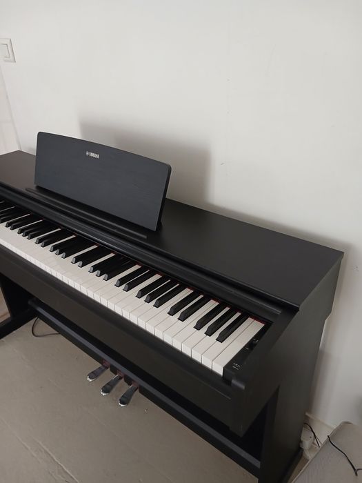 Piano- Yamaha Arius YDP-143- praticamente novo