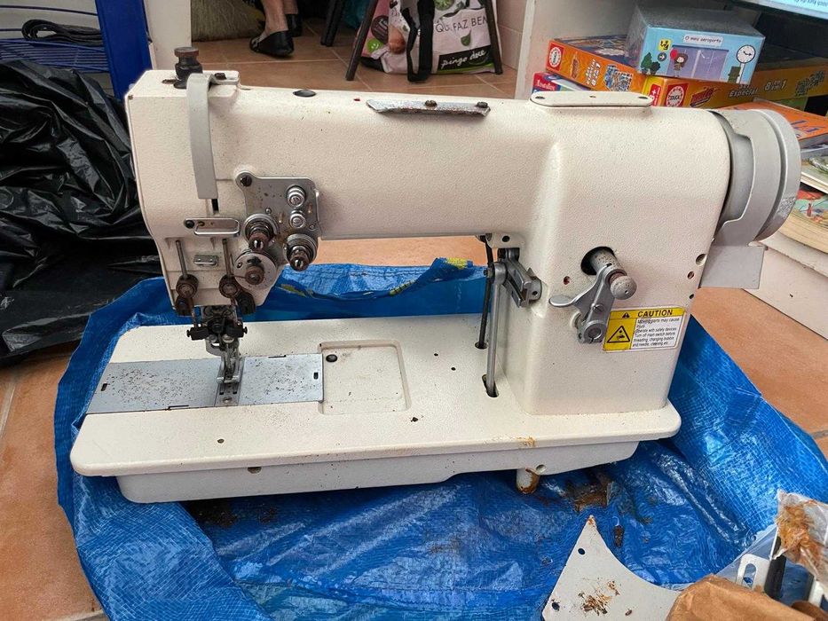 Máquina de costura industrial usada
