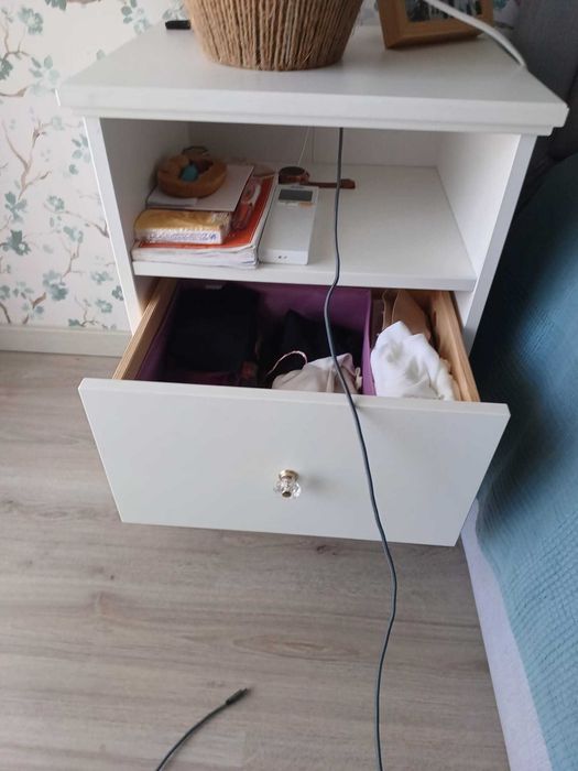 Mesa cabeceira IKEA em madeira branca com gaveta
