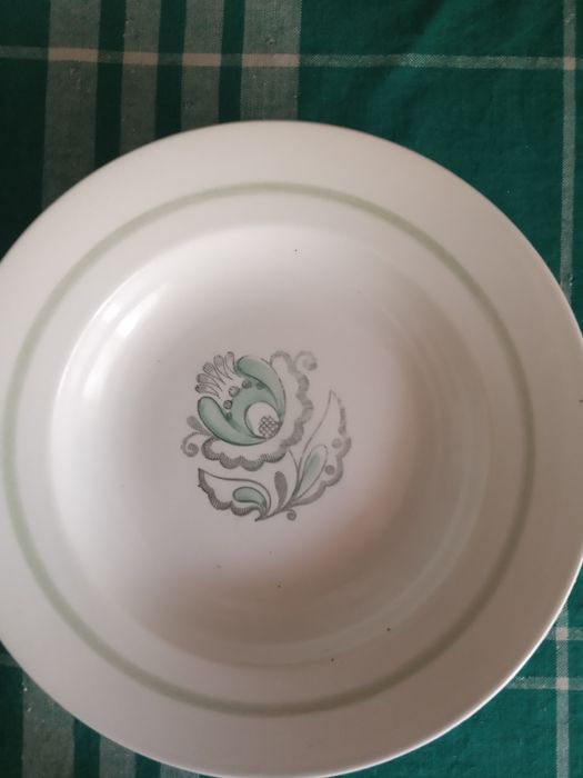 Тарілки та полумиски