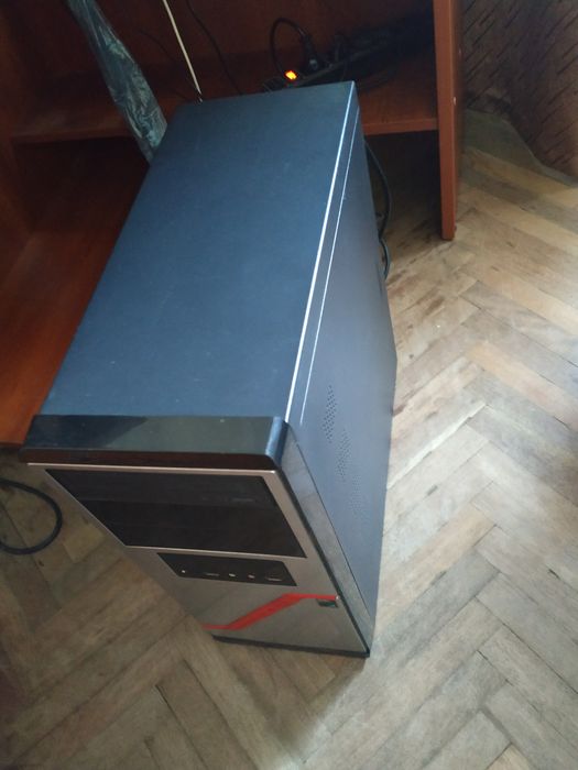 Комп'ютер:сист.блок,монітор,клавіатура  і ще блок в подарунок