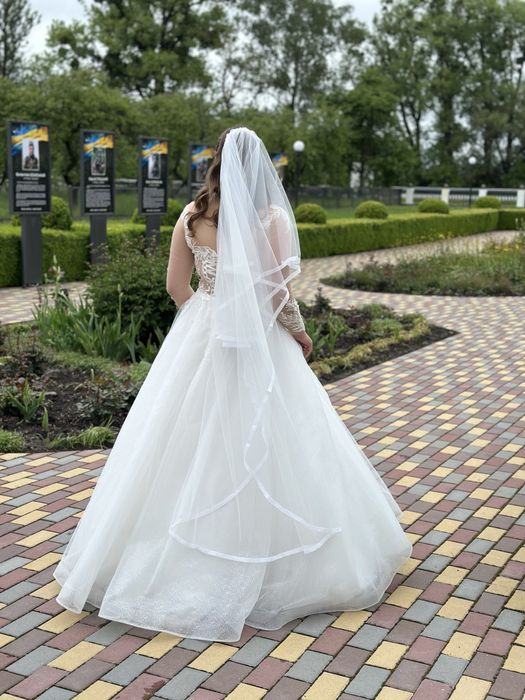 Весільна сукня.