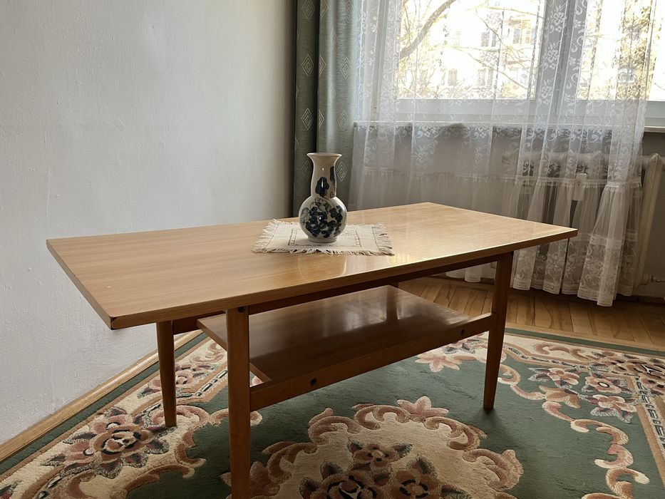 Niski stolik w bardzo dobrym stanie.