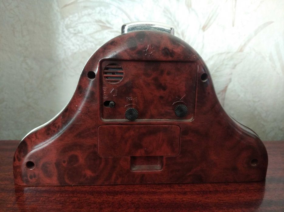 Часы настольные электронные