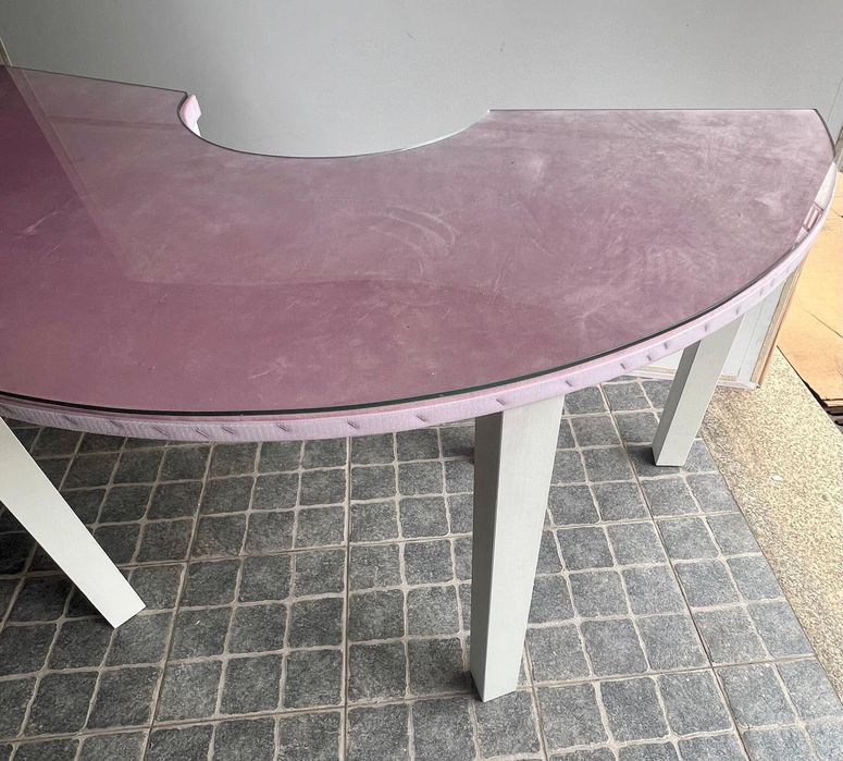 Mesa semicircular cor de rosa com tampo de vidro