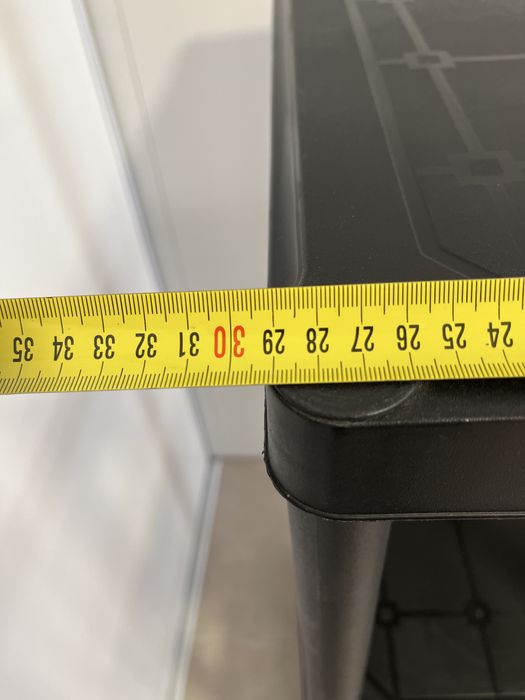 Estante preta de resina/plástico para arrumação