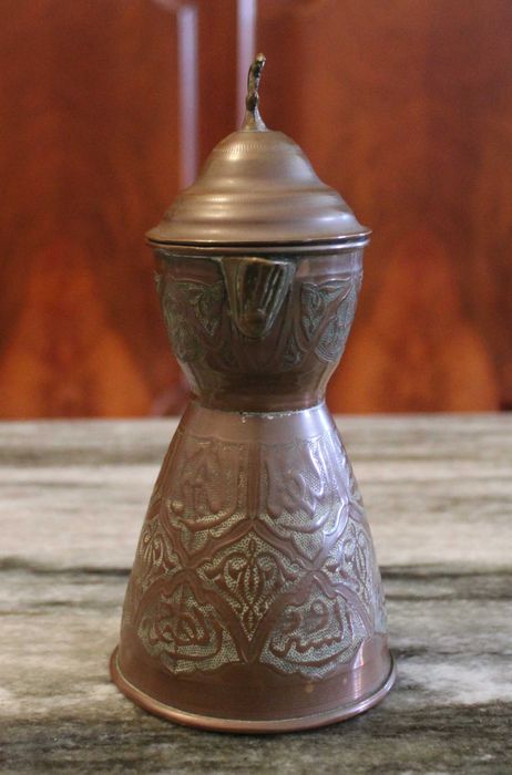 Dallah / chaleira/ cafeteira de cobre decorada com padrões ornamentais