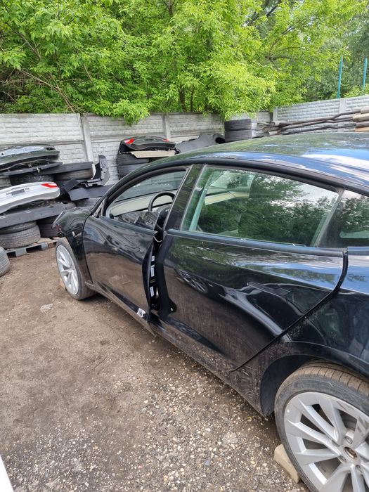 Продам двері передні задні Tesla 3 Y S