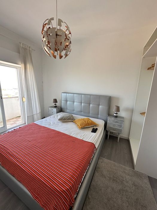 QUARTO C/ VARANDA , para SOLTEIROS H/M , PROX ao comboio Sta iria