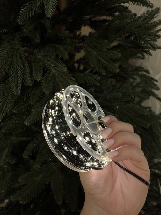 Гірлянда 50 метрів від мережі тепле світло гирлянда роса на зеленому