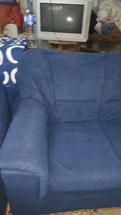Dois sofas em azul