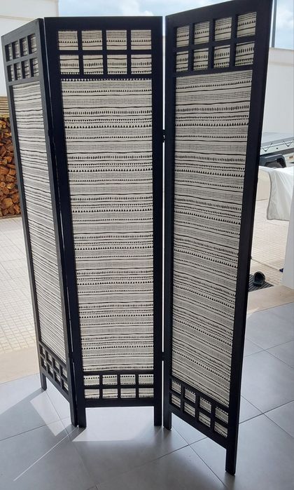 Biombo de tres painéis em madeira e tecido.