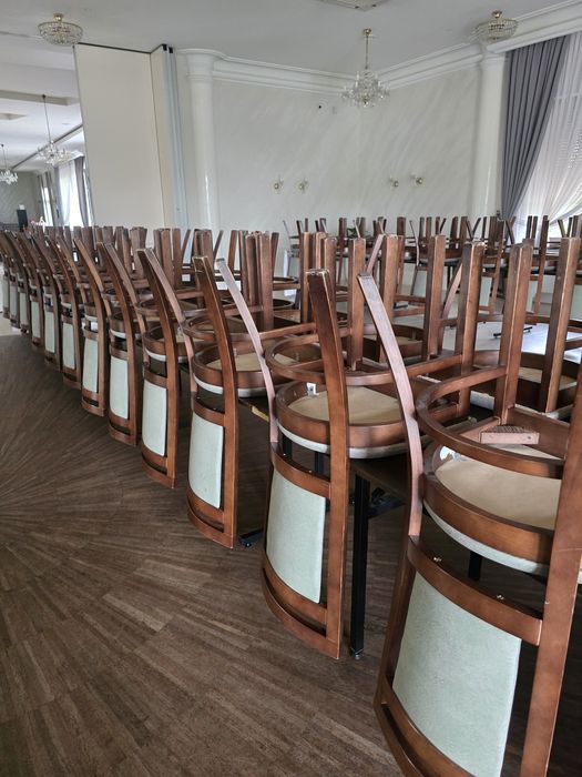 Krzesła bankietowe wraz z pokrowcami