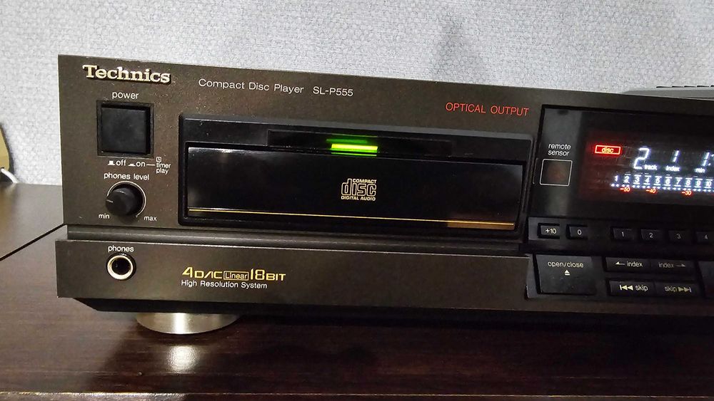 Odtwarzacz CD firmy TECHNICS model SL-P555 + Pilot.