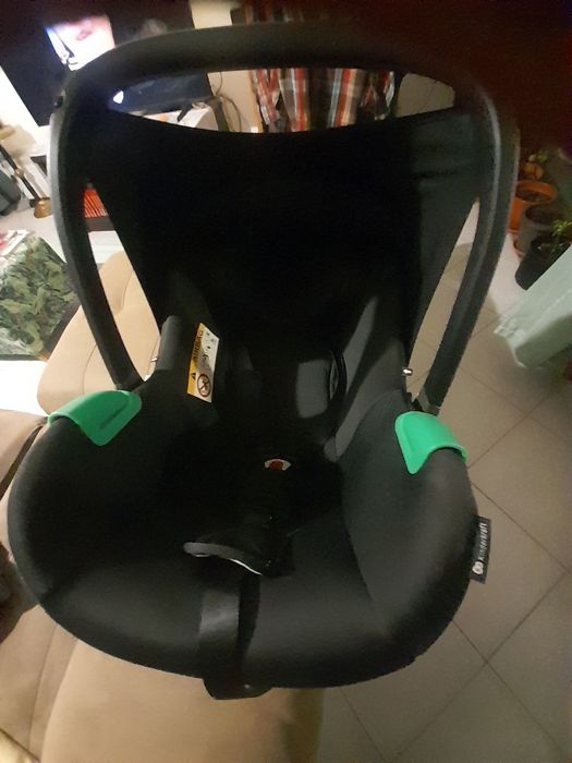 Cadeira de transporte no carro de criança