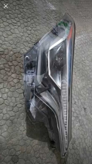 Toyota C-HR 2019 Farol direito (carcaça danificada, funciona perfeitamente, necessita
