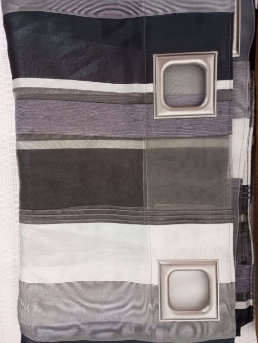 Cortinado em tons cinza e preto