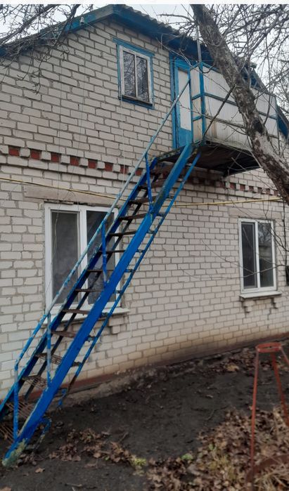 Кошманівка. Продаж окремого, добротного будинку з комунікаціями.