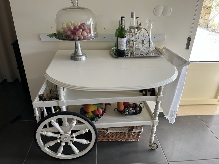 Carrinho bar com mesa de abas rebativeis  madeira massica lacado