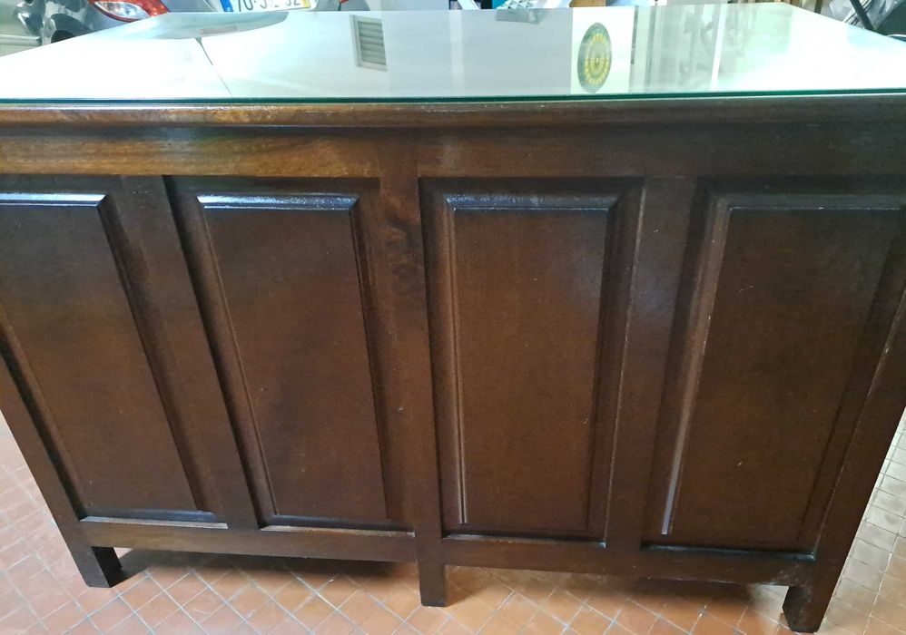 Secretária em mogno maciça, tampo protegido por vidro, oferta cadeira