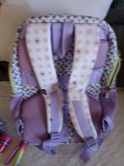 Conjunto composto por: mochila e estojo