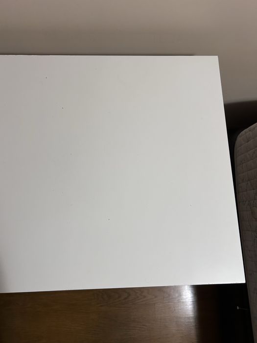 Mesa branca LINNMON com pés ajustaveis