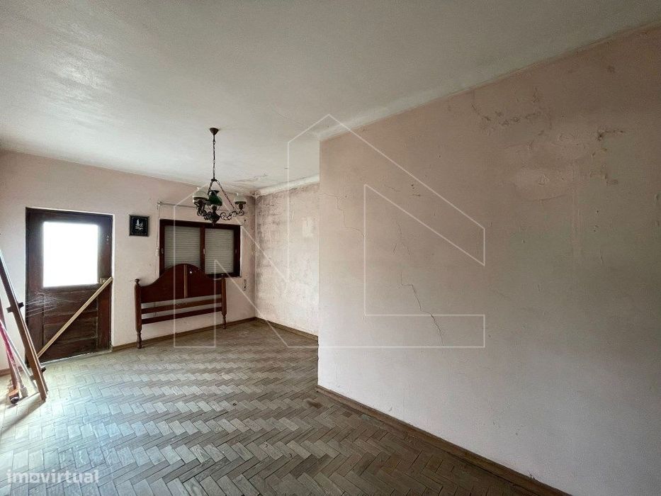 Moradia T4 com Quintal, Cozinha de Forno e Anexos