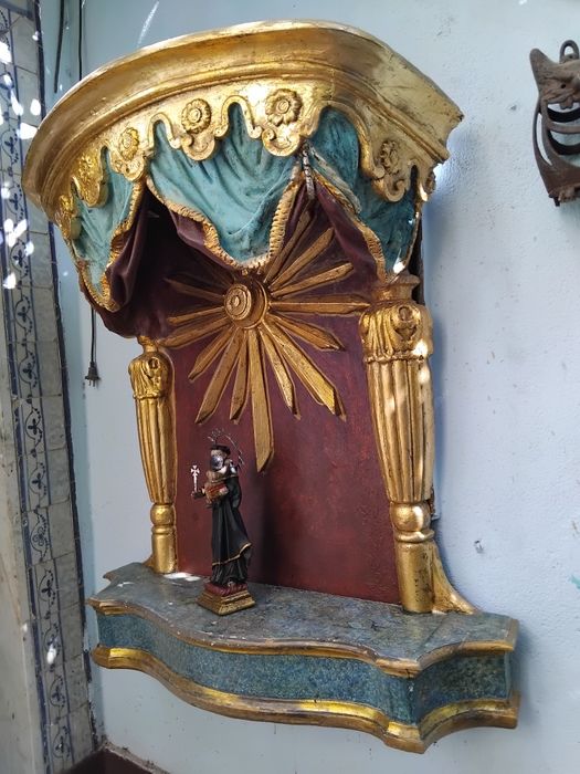 Nicho oratório antigo  obra em talha dourada