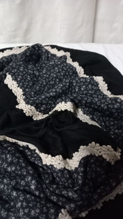 Écharpe unisexo preta com aplicações e pompons