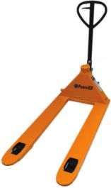 Porta-paletes hidráulico com garfos largos para paletes de fruta.