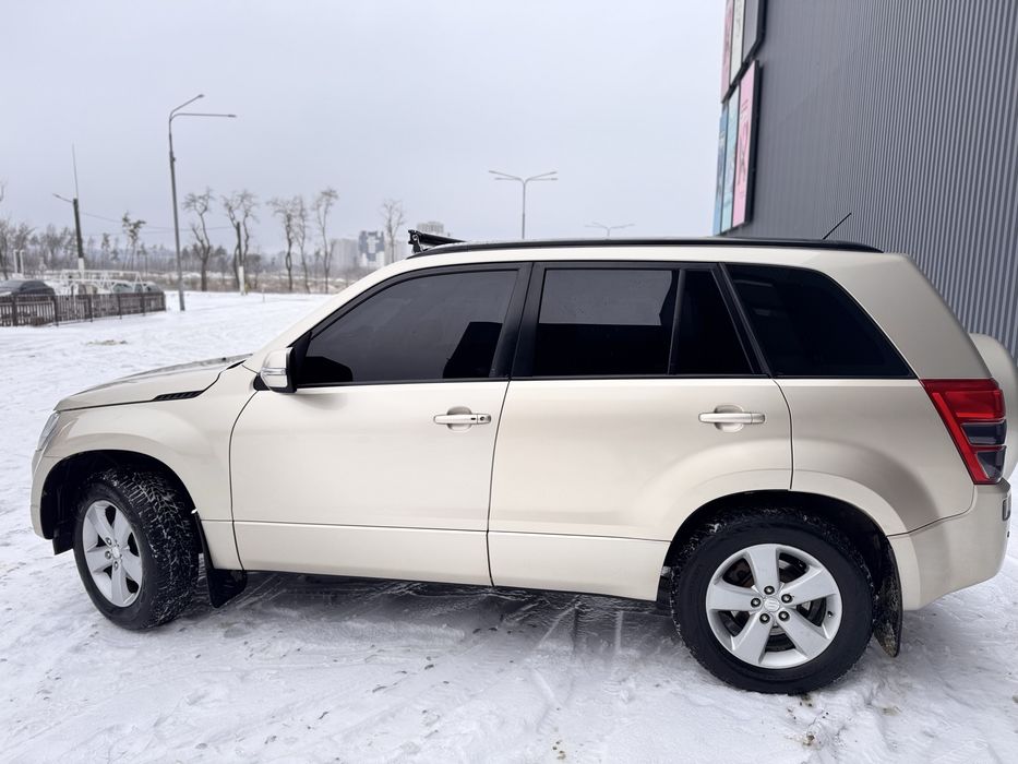 Продается SUZUKI GRAND VITARA 2008 год  рестайлинговая 2.4 бензин 4x4