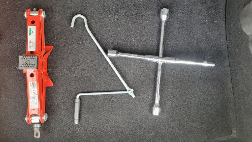 Macaco de carro e  chave de roda