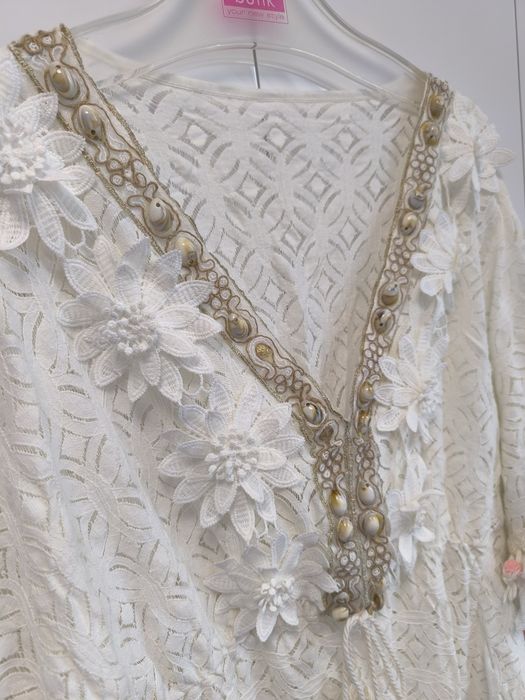 Narzutka plażowa boho z koronką i pomponami – uniwersalna
