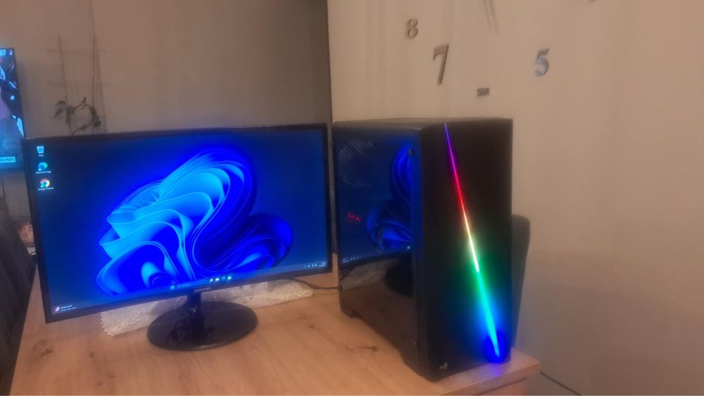 Komputer z monitorem i podstawką do monitora