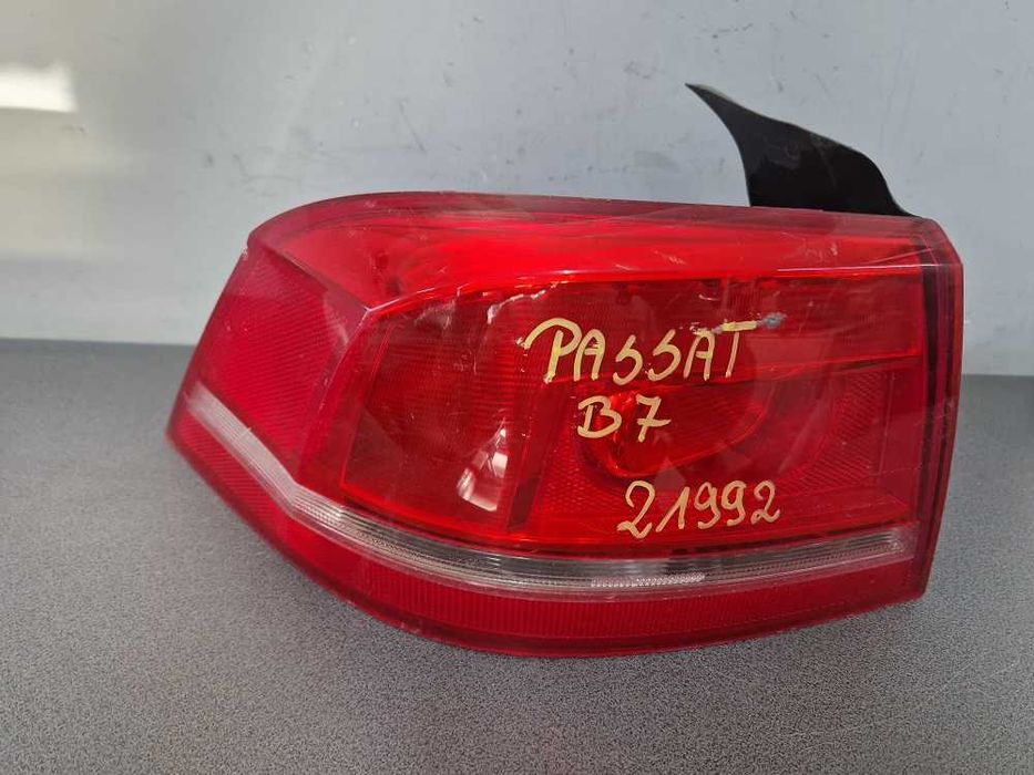 Volkswagen Passat B7 Sedan Lampa Lewy Tył