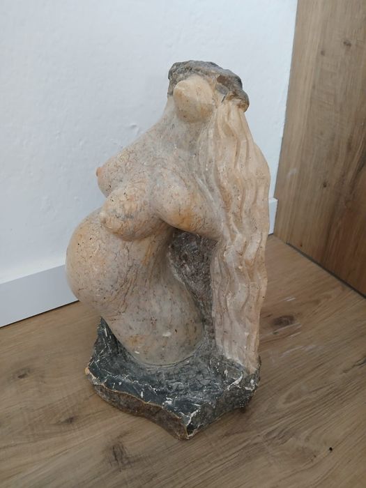 escultura homem e mulher em marmore