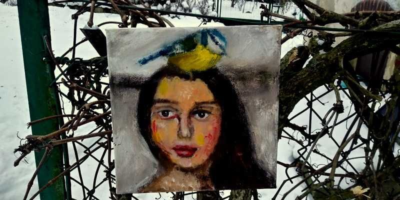 ona z sikorą na głowie