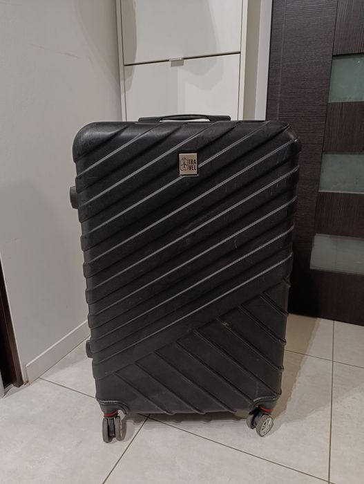 Duża czarna walizka na kółkach Travel – podwójne kółka, zamek szyfrowy