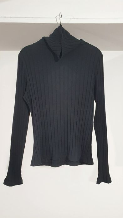 Bluzka golf damski prążkowany czarny długi rękaw i efektowne wycięcie!