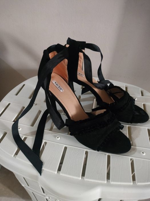 Buty damskie czarne na obcasie 40