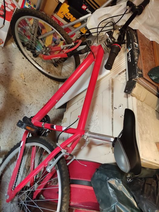 Bicicleta preta e vermelha